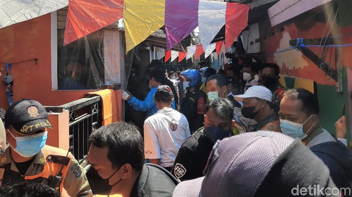 Momen Evakuasi Rumah Ambruk di Surabaya Sebuah rumah di Tambaksari, Surabaya, tiba-tiba ambruk. Tiga orang menjadi korban dan salah satunya meninggal dunia.