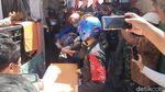 Momen Evakuasi Korban Rumah Ambruk di Surabaya