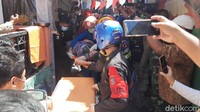 Dari pengamatan detikcom, petugas dibantu warga yang melakukan evakuasi berhasil mengeluarkan para korban. Yang dievakuasi pertama kali adalah Naufal. Kemudian selanjutnya adalah Fitri Wulan. Dan yang terakhir adalah Marni.  