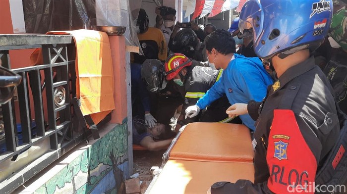Momen Evakuasi Rumah Ambruk di Surabaya Sebuah rumah di Tambaksari, Surabaya, tiba-tiba ambruk. Tiga orang menjadi korban dan salah satunya meninggal dunia.