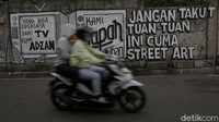 Mural di kawasan ibu kota itu pun jadi salah satunya. Mural tersebut merupakan wujud ekspresi dari sejumlah seniman serta sebagai media penyampaian kritik sosial kepada pemerintah di tengah pandemi.