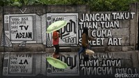Mural tak hanya memiliki nilai estetika, tak jarang mural juga dimanfaatkan sebagai sarana untuk menyuarakan aspirasi dan kritik sosial. Agung Pambudhy/detikcom