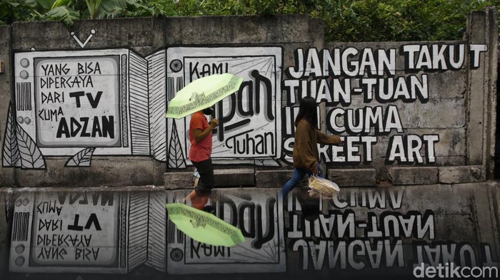 Mural tak hanya memiliki nilai estetika, tak jarang mural juga dimanfaatkan sebagai sarana untuk menyuarakan aspirasi dan kritik sosial. Seperti yang satu ini.