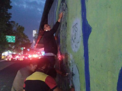 Mural mirip Jokowi di Bandung dihapus