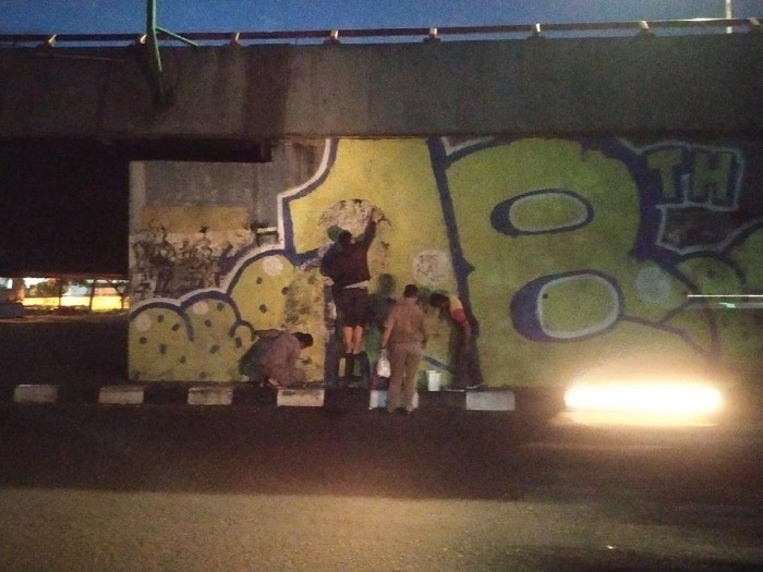 Mural mirip Jokowi di Bandung dihapus