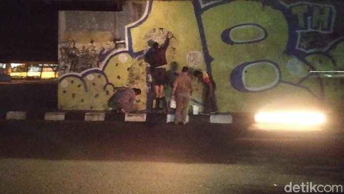 Mural pria mirip Jokowi di Bandung dibersihkan