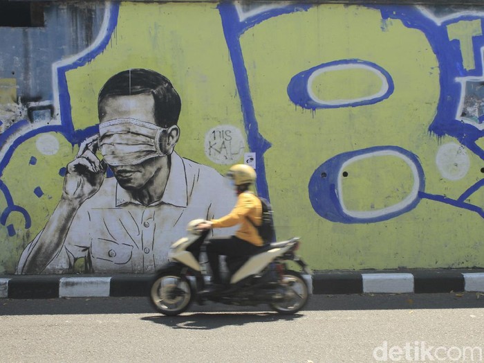 Mural pria mirip Jokowi di Bandung