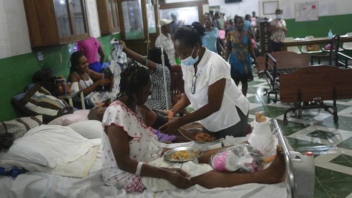 Gempa M 7,2 sisakan luka bagi warga Haiti. Tak hanya tewaskan anggota keluarga, sejumlah warga pun kini tak punya rumah usai porak-poranda diguncang gempa.