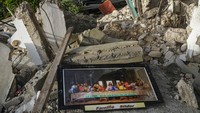 Rumah-rumah warga pun porak poranda usai diguncang gempa. Kondisi itu membuat sejumlah warga kini tak lagi memiliki tempat tinggal. AP Photo/Matias Delacroix.