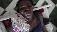 Jertha Ylet, salah seorang warga yang turut menjadi korban gempa Haiti berbagi kisahnya sebagai seorang penyintas yang berhasil selamat dari gempa tersebut. Ia bercerita, gempa tak hanya meruntuhkan rumahnya tetapi juga menewaskan ayahnya dan dua kerabat lainnya serta melukai saudara laki-lakinya. AP Photo/Matias Delacroix.