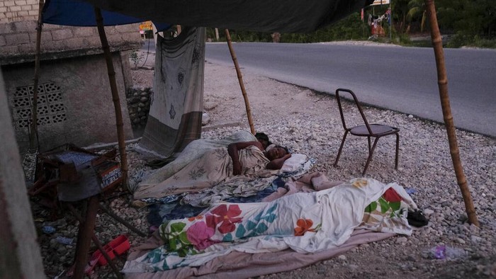Gempa M 7,2 sisakan luka bagi warga Haiti. Tak hanya tewaskan anggota keluarga, sejumlah warga pun kini tak punya rumah usai porak-poranda diguncang gempa.
