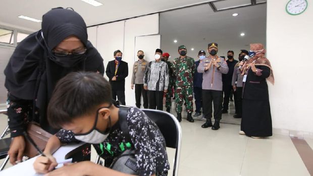 Panglima TNI Marsekal Hadi Tjahjanto dan Kapolri Jenderal Listyo Sigit Prabowo meninjau langsung pelaksanaan vaksinasi massal di Universitas 'Aisyiyah (UNISA)