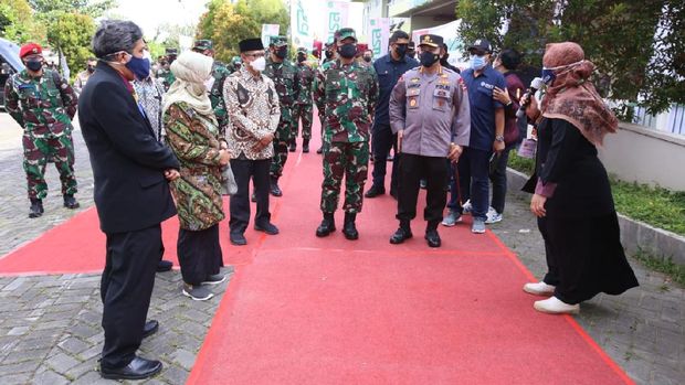Panglima TNI Marsekal Hadi Tjahjanto dan Kapolri Jenderal Listyo Sigit Prabowo meninjau langsung pelaksanaan vaksinasi massal di Universitas 'Aisyiyah (UNISA)