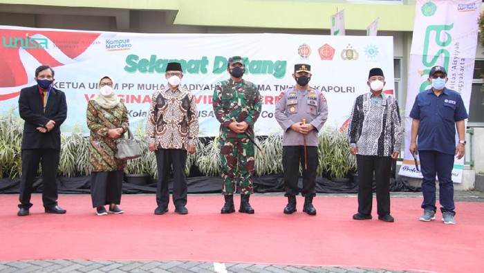 Panglima TNI Marsekal Hadi Tjahjanto dan Kapolri Jenderal Listyo Sigit Prabowo meninjau langsung pelaksanaan vaksinasi massal di Universitas ‘Aisyiyah (UNISA)
