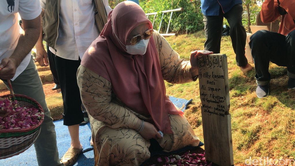 Pemakaman Elly Kasim