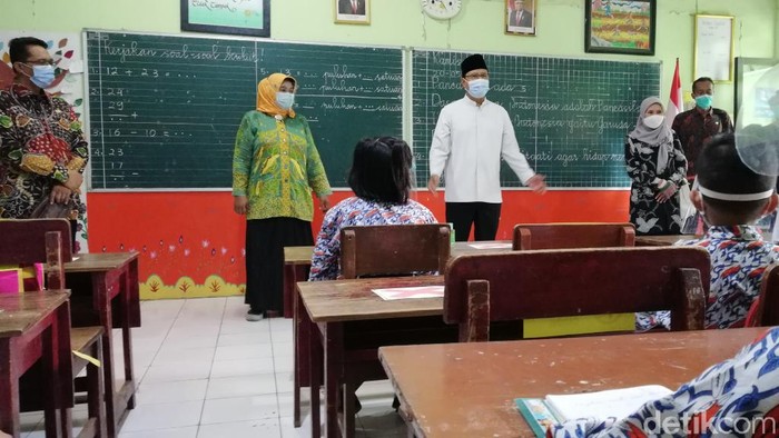 Pemkot Pasuruan berencana memulai pembelajaran tatap muka (PTM) terbatas pada awal September. Sebab, kasus COVID-19 mengalami penurunan yang signifikan.