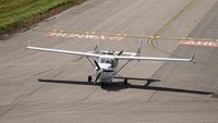 Penampakan pesawat listrik hibrida Cessna 337 Skymaster Ampaire yang bersiap lepas landas saat tengah diujicoba di Bandara Newquay, Inggris.