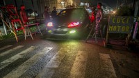 Petugas berjaga di pintu masuk kompleks perumahan yang diberlakukan penguncian mikro efektif di Kelurahan Birobuli Selatan, Palu, Sulawesi Tengah, Selasa (24/8/2021) petang. ANTARA FOTO/Basri Marzuki.