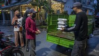 Meski memberlakukan penguncian wilayah, pihak Pemprov dan Relawan juga mendistribusikan makanan kepada warga yang terdampak penguncian mikro efektif di Kelurahan Birobuli Selatan, Palu, Sulawesi Tengah. ANTARA FOTO/Basri Marzuki