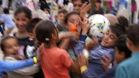 Mereka tampak bermain bola di pangkalan udara.