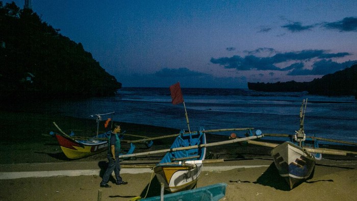 Warga melakukan aktivitas di kawasan Pantai Baron, Gunungkidul, DI Yogyakarta, Selasa (24/8/2021). Pemerintah Kabupaten Gunungkidul memperpanjang penutupan seluruh destinasi wisata sesuai dengan Instruksi Mendagri (Inmendagri) Nomor 27 Tahun 2021 tentang Pemberlakuan Pembatasan Kegiatan Masyarakat (PPKM) Level 4 hingga 30 Agustus 2021. ANTARA FOTO/Hendra Nurdiyansyah/hp.