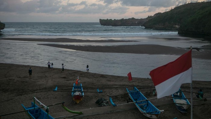 Warga melakukan aktivitas di kawasan Pantai Baron, Gunungkidul, DI Yogyakarta, Selasa (24/8/2021). Pemerintah Kabupaten Gunungkidul memperpanjang penutupan seluruh destinasi wisata sesuai dengan Instruksi Mendagri (Inmendagri) Nomor 27 Tahun 2021 tentang Pemberlakuan Pembatasan Kegiatan Masyarakat (PPKM) Level 4 hingga 30 Agustus 2021. ANTARA FOTO/Hendra Nurdiyansyah/hp.