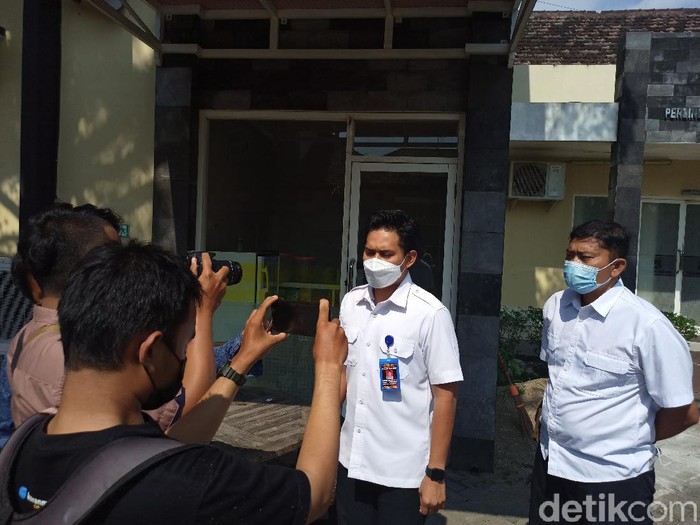 Seorang pria asal Jakarta melakukan persetubuhan terhadap gadis di bawah umur. Mereka saling kenal lewat media sosial.