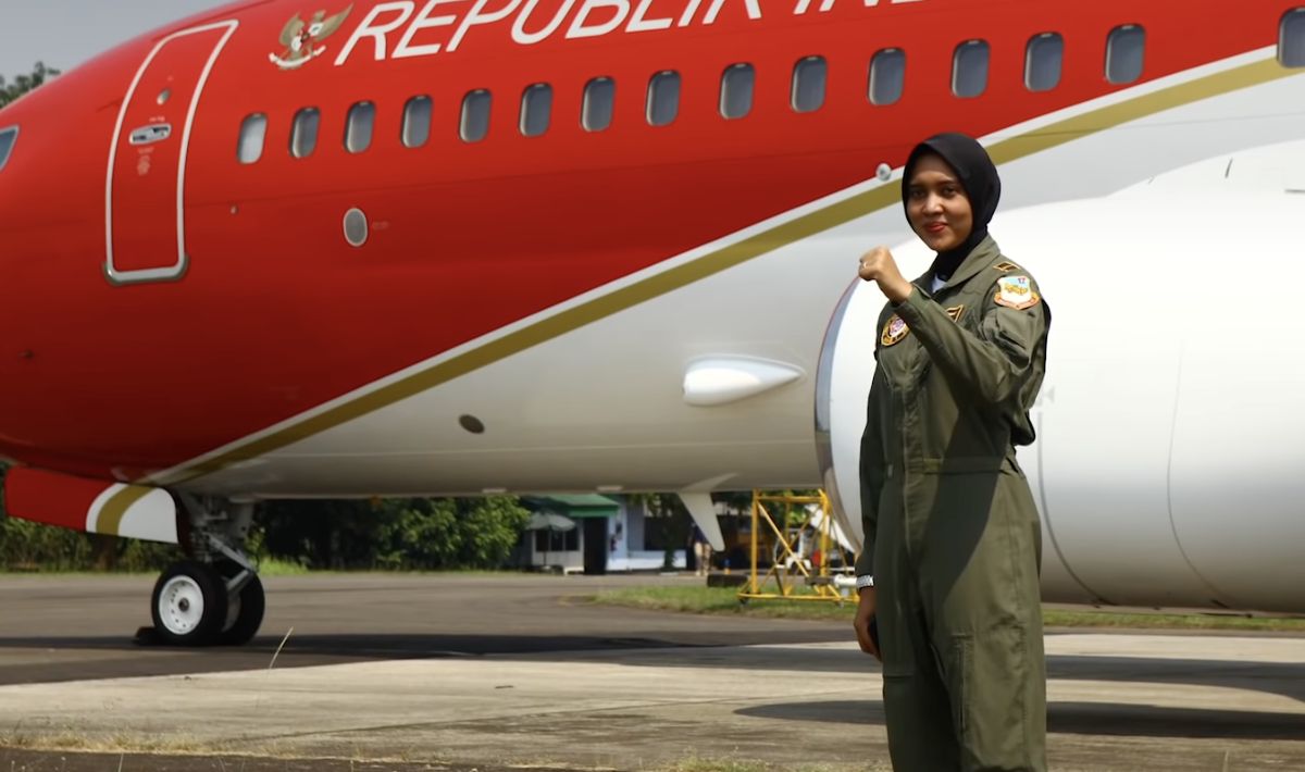 Di usia yang masih muda, 26 tahun, Letnan Dua Pnb. Ajeng Tresna Dwi Wijayanti sudah terbilang sukses di udara. Dia tercatat sebagai pilot pesawat tempur wanita pertama yang dimiliki Indonesia. Yuk kenali lebih dekat sosoknya.