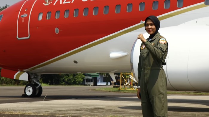 Di usia yang masih muda, 26 tahun, Letnan Dua Pnb. Ajeng Tresna Dwi Wijayanti sudah terbilang sukses di udara. Dia tercatat sebagai pilot pesawat tempur wanita pertama yang dimiliki Indonesia. Yuk kenali lebih dekat sosoknya.