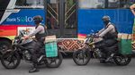 Polisi Bagikan Bansos dengan Motor Bronjong