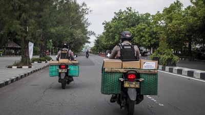 Polisi Bagikan Bansos dengan Motor Bronjong