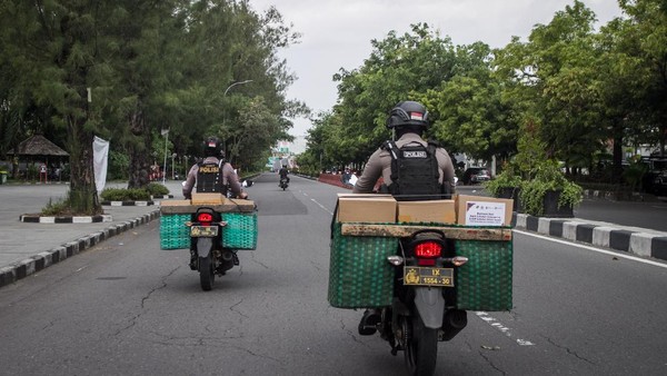 Polisi Bagikan Bansos dengan Motor Bronjong