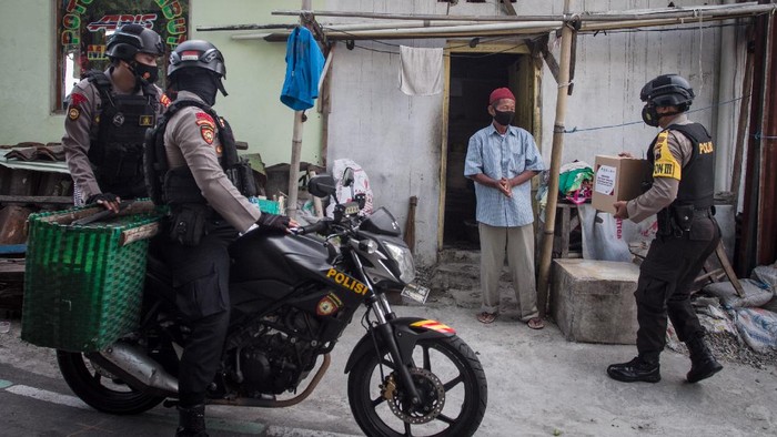 Tim Sparta Polresta Solo menaiki sepeda motor yang dimodifikasi dengan 