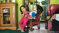 Dewi dan Putri sekarang hidup sederhana di rumahnya Kampung Padasari, Desa Cinunuk, Kecamatan Wanaraja.