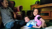 Al Dewi Putri Ningsih dan Al Putri Anugrah kini ternyata sudah bersekolah. Layaknya bocah normal, keduanya ikut sekolah formal di SD yang tak jauh dari rumahnya, SDN 1 Tegal Panjang, Kecamatan Sucinaraja.