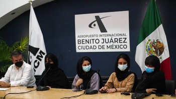 Lima anggota tim robotika putri Afghanistan mendarat di Meksiko untuk mengungsi. Sebelumnya, anggota tim yang lain sudah melarikan diri ke Qatar setelah Taliban kembali berkuasa. Foto: AP Photo/Eduardo Verdugo