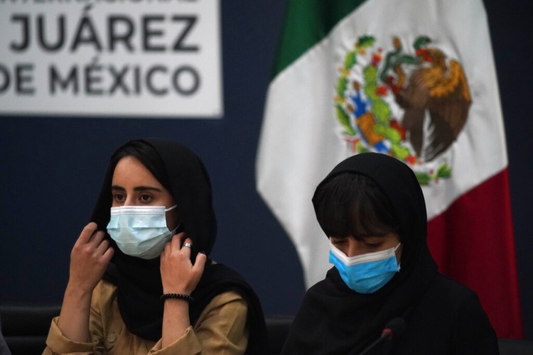 Potret Tim Robotika Putri Afghanistan Cari Suaka Usai Taliban Berkuasa Tim robotika putri Afghanistan dievakuasi ke luar negeri usai Taliban berkuasa. Mereka kini minta bantuan untuk turut selamatkan keluarga mereka di Afghanistan.