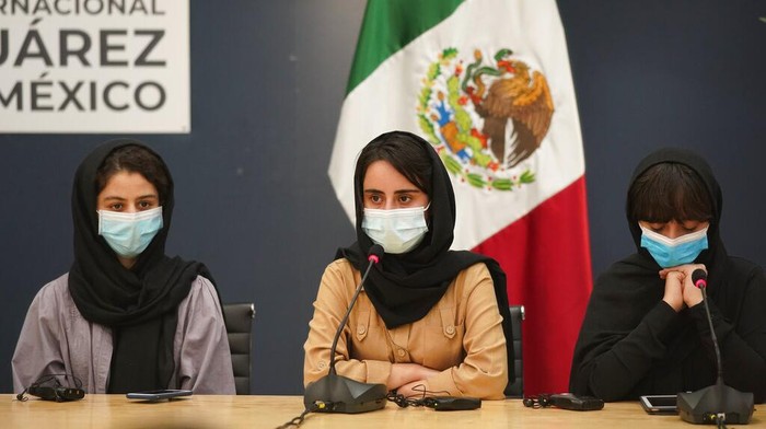 Potret Tim Robotika Putri Afghanistan Cari Suaka Usai Taliban Berkuasa Tim robotika putri Afghanistan dievakuasi ke luar negeri usai Taliban berkuasa. Mereka kini minta bantuan untuk turut selamatkan keluarga mereka di Afghanistan.