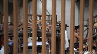 Pembatasan pekerja berdampak pada kapasitas produksi yang dihasilkan hanya 50 persen dari biasanya.