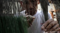 Sejak penerapan pelonggaran PPKM angka penjualan tenun lurik meningkat sekitar 25 persen. 