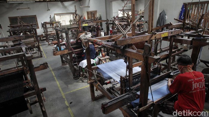 PPKM Dilonggarkan, Produksi Tenun Lurik Meningkat Pelonggaran PPKM di Yogyakarta berdampak pada perajin tenun lurik. Perajin mengaku penjualan kain tenun lurik meningkat sekitar 25 persen.