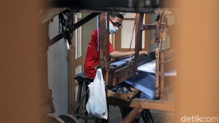 Pelonggaran PPKM di Yogyakarta berdampak pada perajin tenun lurik. Perajin mengaku penjualan kain tenun lurik meningkat sekitar 25 persen.