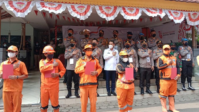 PPSU Kecamatan Teber mendapat voucher dari alumni Akpol 94 (Annisa/detikcom)