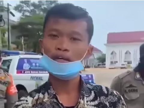 Pria di Aceh Timur menyebut Presiden Jokowi kurang ajar. Pria itu memaki Presiden Jokowi di depan kamera lantaran disuruh oleh perekam video.