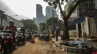 Pemotor melalui kemacetan imbas proyek perbaikan trotoar.