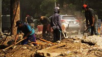 Proyek tanpa pagar penutup ini membuat debu beterbangan ke jalanan.