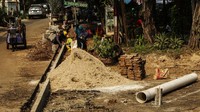 Tampak proyek trotoar tanpa diberi seng pembatas membuat tanah dan debu beterbangan mengganggu kualitas udara.