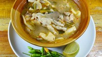 Sup ceker ayam ini rasanya asam segar karena ditambahkan daun asam Jawa muda. Ceker jadi empuk dan lembut dengan bumbu meresap. Lihat cara dan tips membuatnya di resep ini! Foto: iStock