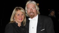 Ini adalah Richard Branson, pendiri Virgin Group dan istri. Richard bertemu calon istrinya di sebuah toko barang antik; meskipun faktanya dia sudah menikah, dia merayunya selama setahun. Mereka sekarang memiliki dua anak. Foto: Dok. mamamia.com