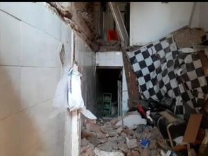 Detik-detik Lantai Dua Rumah di Surabaya Ambruk dan Tewaskan Satu Penghuninya